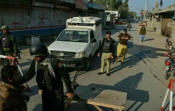 لکی مروت: سعید خیل قبرستان کے قریب پولیس اہلکاروں پر دہشت گردوں کی فائرنگ، ایک شہید، ایک زخمی Police rider squad attacked in Lakki Marwat; one cop martyred and another injured