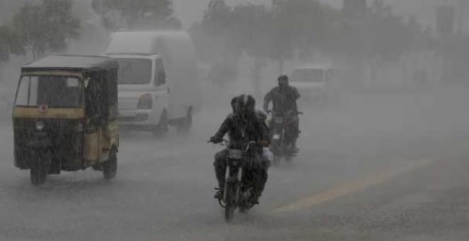 مون سون بارشوں میں کمی کے بعد گرمی میں اضافہ، مختلف علاقوں میں تیز بارش کا امکان Hot and humid weather persists across Pakistan as rain expected in KP Punjab and Kashmir