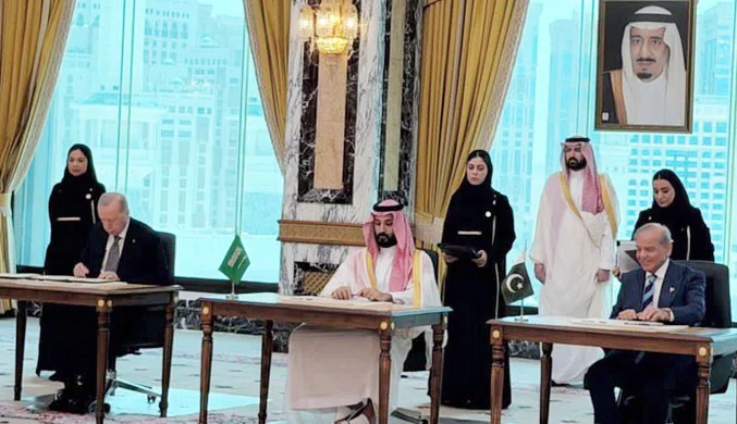 پاکستان،سعودی عرب اور ترکیہ کے درمیان دفاعی معاہدہ طے پاگیا A defense agreement has been concluded between Pakistan, Saudi Arabia, and Turkey.