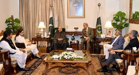 صدر مملکت سے وزیراعظم کی اہم ملاقات، دفاعی معاہدہ ، ملک کی معاشی ،سیکیورٹی اور سیاسی صورتحال پر گفتگو Prime Minister holds a key meeting with the President; discussions held on a defense agreement and the country's economic, security, and political situation.