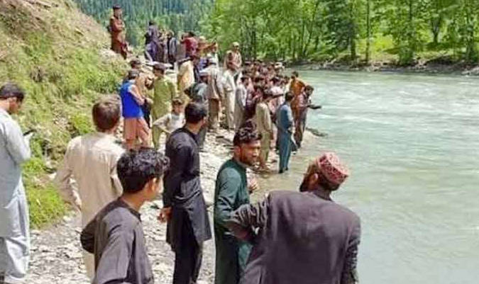 دریائے نیلم میں کمسن بچی گر کر جاں بحق، لاش نکال لی گئی Young girl falls into Neelum River and dies; body recovered.
