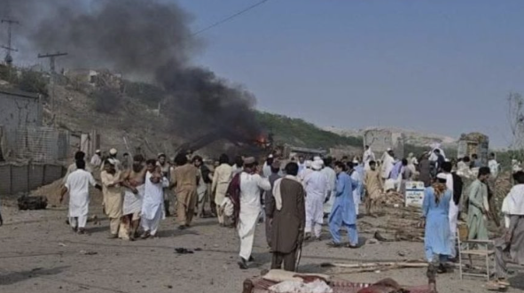 ڈی آئی خان میں چیک پوسٹ پر مبینہ خودکش حملہ، 11 افراد شہید، 30 زخمی Suspected suicide attack on a check post in D.I. Khan; 11 killed, 30 injured.