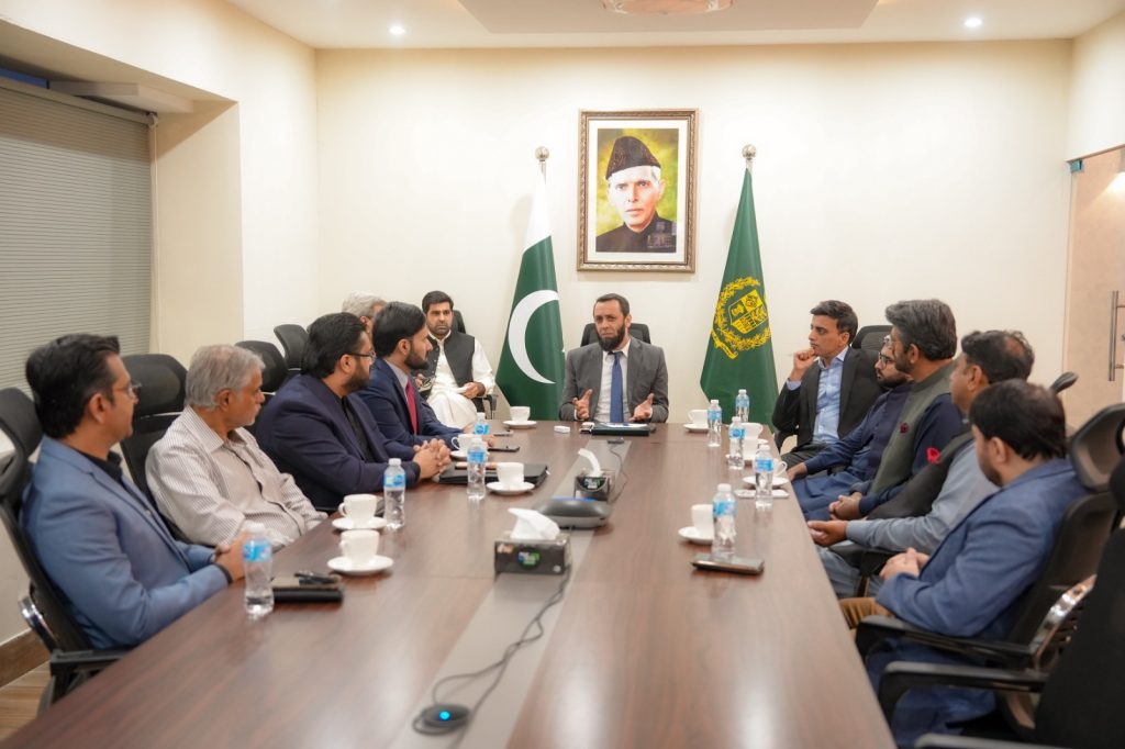 عطاء اللہ تارڑ کی براڈکاسٹرز کو یقین دہانی، مشاورت کے بغیر قانون سازی نہیں ہوگی