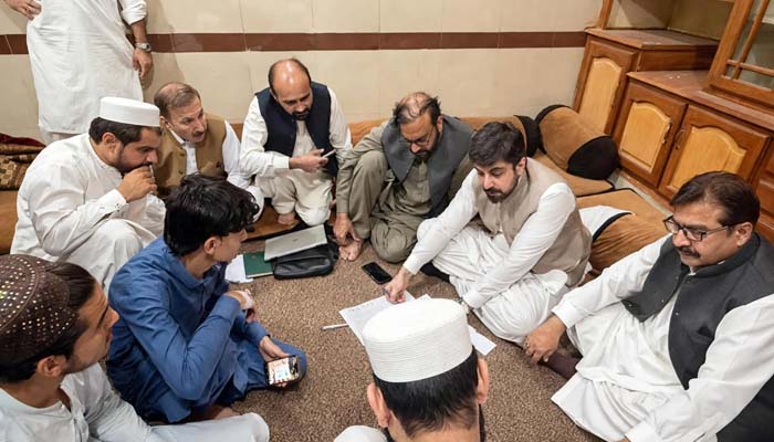 گورنر خیبرپختونخوا کی ہدایت پر ضلعی انتظامیہ نے سکول واقعے کے شہداء کے لواحقین میں امدادی چیک تقسیم کر دیے
