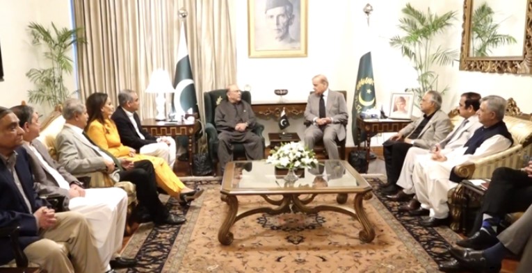 صدرمملکت سے وزیراعظم کی اہم ملاقات، خیبرپختونخوا میں ایمرجنسی کے نفاذ پر اتفاق Prime Minister holds important meeting with President, agreement reached on imposition of emergency in Khyber Pakhtunkhwa
