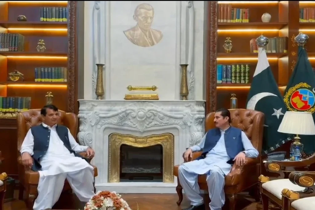 گورنر خیبرپختونخوا اور وفاقی وزیر امیر مقام کی اہم ملاقات، صوبے میں امن و امان کی صورتحال اور اہم سیاسی امور پر تبادلۂ خیال