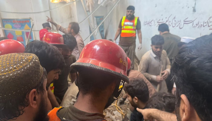 پشاور میں نجی سکول کی چھت گرنے سے 33 بچے اور خاتون ٹیچر جاں بحق، متعدد طلبہ زخمی