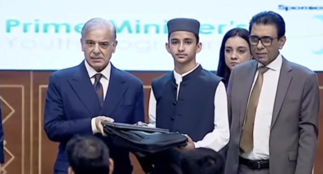 ملک بھر کے سکول و مدارس کے 5 لاکھ ہونہار طلبہ میں کروم بکس کی تقسیم کا آغاز Distribution of Chromebooks begins among 500,000 high-achieving students in schools and madrasas across the country.